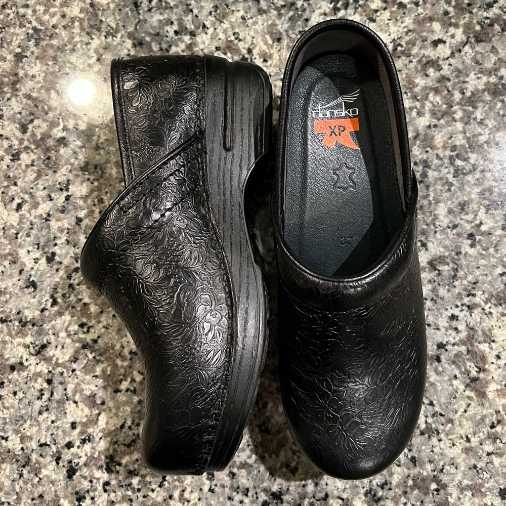 Dansko Pro XP Black Tooled Leather Slip-Resistant Clogs - Size 37